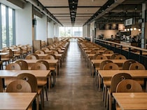 フードコートで席を確保するも「うちの子優先して！」荷物を勝手にどかす客が現れ、最悪の修羅場に！