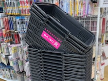 これ考えた人すごい！【ダイソー】ゴキブリに“近づかずに処理”できる「革命的アイテム」