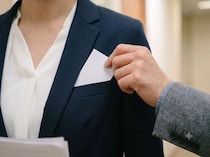 「えっ」女性の胸ポケットから、無言でカードを抜く男性社員。職場の全員が顔を見合わせたワケ