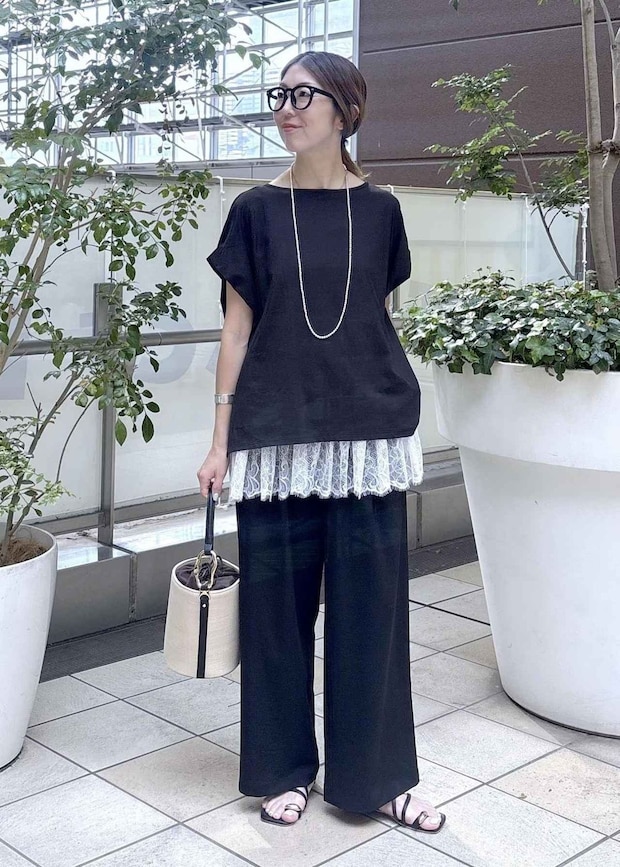 低身長でも野暮ったく見えない!【40代アパレル店員さん】が着こなす「夏のブラックコーデ」