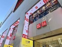 『夏服』買うなら【ユニクロ値下げ】で！ 1,000円台なのに使える「優秀アイテム」