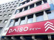 【ダイソーのほこり取り】は衣類に使わない！ 網戸やキッチン掃除で使ったら「ごっそり取れた」