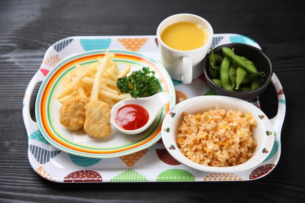 “音を立てて食べる”孫にモヤっと！ 食事マナーを教えたら →「ねぇパパ、おばあちゃんが」思わぬ展開に