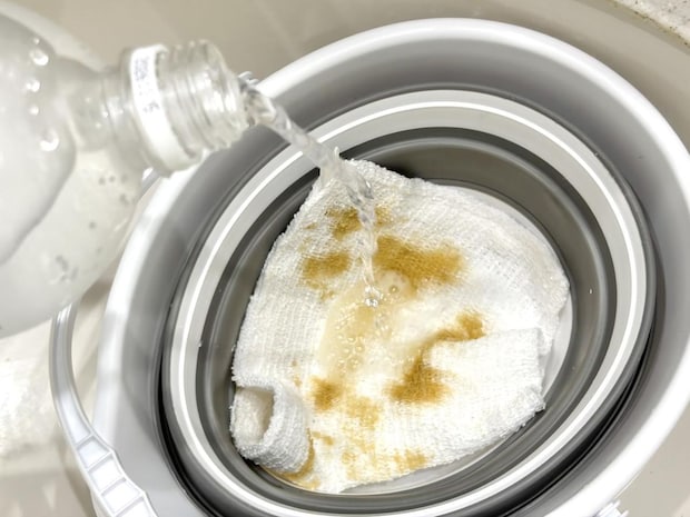 絶望的な“醤油シミ” → まさかの「炭酸水」で解決! 早く知りたかった【生活の裏ワザ】