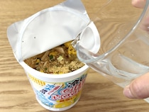 お湯じゃなくて“冷水で5分”！「冷しカップヌードル」って実際どう？「これは革命」「災害時にも」
