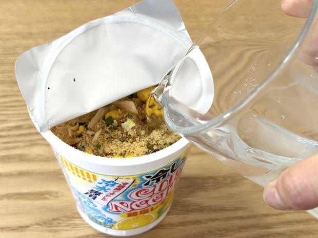 お湯じゃなくて“冷水で5分”!「冷しカップヌードル」って実際どう?「これは革命」「災害時にも」