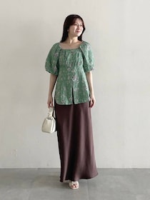「サテンスカート」って何合わせるの？？→ 【オシャレ店員】はこう着ます！