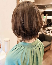 派手じゃないから真似しやすい！【40・50代】が次に試したい「大人っぽプチウルフ」