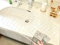 洗面所の“置き場所ない”→【100均ワイヤーネット】で解決！ 10分で完成する「畳める簡易棚」