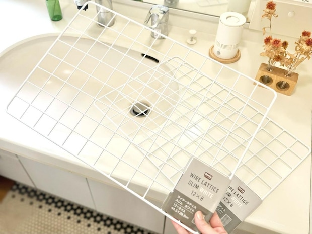 洗面所の“置き場所ない”→【100均ワイヤーネット】で解決! 10分で完成する「畳める簡易棚」