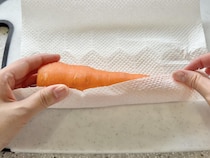 そのまま冷蔵庫に入れないで！ 夏でも食材が傷みにくい【キッチンペーパーでできる簡単保存テク】