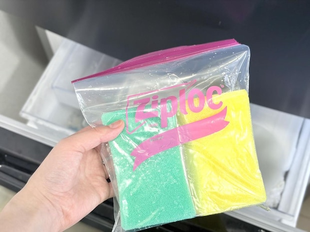 スポンジをカッチカチに凍らせると、、 → 夏に活躍する【便利グッズ】に!「キャンプにも良い」