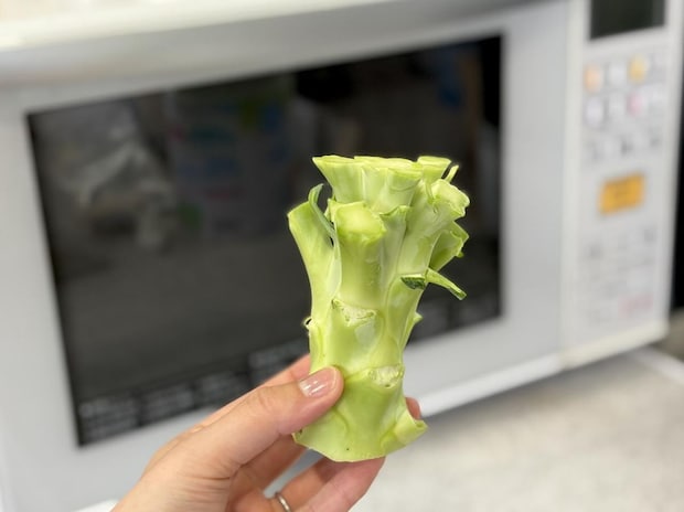 捨てがちな「ブロッコリーの芯」が激ウマに！ 1分半レンジでチンするだけ【まるでメンマおつまみ】