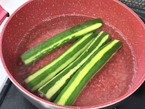 きゅうりを“茹でる”！？ 屋台の味しみしみ【きゅうりの一本漬け】が爆速でできる裏ワザ