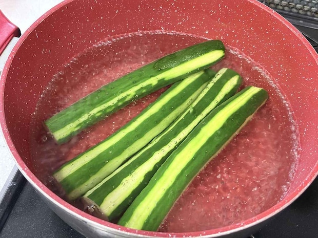 きゅうりを“茹でる”！？ 屋台の味しみしみ【きゅうりの一本漬け】が爆速でできる裏ワザ