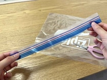 まだ捨てないで！ 使い古した【ジップロック】が1分で便利グッズに「夏の帰省に」「おむつ入れにも」