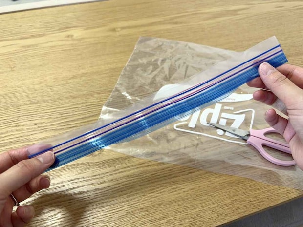 まだ捨てないで! 使い古した【ジップロック】が1分で便利グッズに「夏の帰省に」「おむつ入れにも」