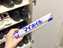靴に【アルミホイル】を入れると？ → 一晩で意外な変化が！「想像以上に使える」