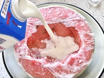 スイカに牛乳を入れると、、？ → シャリシャリ激ウマ！ 海外で大バズり中の【豪快スイーツ】って？