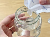 “保冷剤”の中身を出すと？ → 便利な【虫対策グッズ】に！「安上がり」「意外に使える」