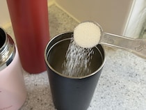 気になる水筒の臭いと茶渋 →【ダイソー】の「魔法の粉」でピカピカに！「頑張ってこする必要ない」