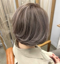 派手すぎないから挑戦しやすい！【40・50代】白髪をぼかせる「上品ハイライト」