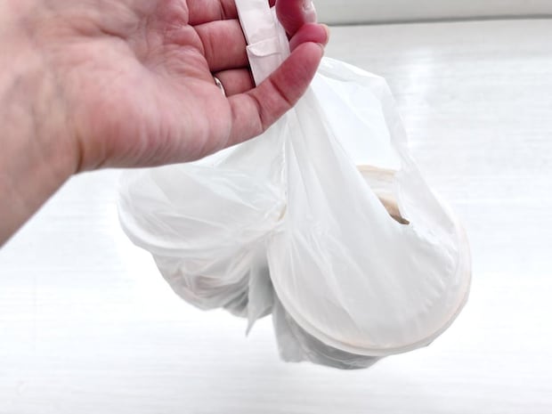 2つのドリンクを“片手”で持てる! コンビニ袋でできる【対処法】「避難所でも使えそう」