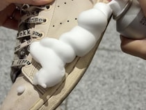 乾かし不要・水も使わない！ 汚れたスニーカーを【無印良品】のクリーナーで拭いた結果「これ便利」