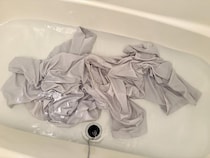 夏のTシャツ、黄ばみ気になる →【ダイソー】の「お掃除粉」に浸した結果「汚れをごっそりリセット」