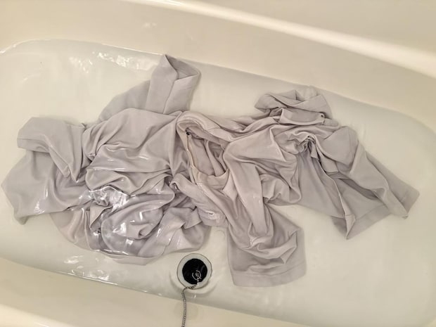 夏のTシャツ、黄ばみ気になる →【ダイソー】の「お掃除粉」に浸した結果「汚れをごっそりリセット」