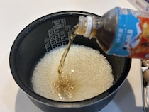 ご飯に「麦茶」をブシャー！ 意外だけどクセになる【簡単炊き込みごはん】「子どもがパクパク食べた」