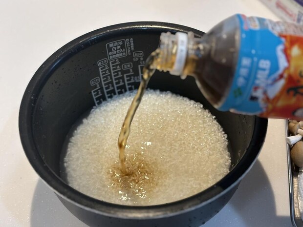 ご飯に「麦茶」をブシャー！ 意外だけどクセになる【簡単炊き込みごはん】「子どもがパクパク食べた」