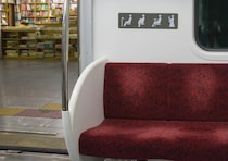 「子連れは大変なの！」と席を奪ったベビーカーの女性。車内に響いた子どもの“純粋な一言”で逃亡したワケ