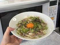 冷凍庫に眠ってる“冷凍うどん”はこう食べて！ レンジだけで簡単【汁なし坦々うどん】でスタミナ回復