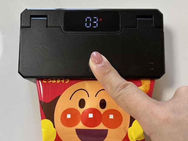 子どものお菓子、食べ切れずに中がシケシケ → まるでホッチキスみたいな【便利グッズ】で解決!