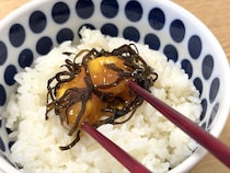 「放置するだけ」簡単！ 白米がススむ【卵黄の塩昆布漬け】に「ねっちょり美味しい」「リピしてる」