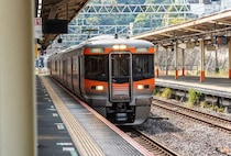 「こうすれば発車しない」閉まる電車のドアに傘を突き刺す3人組に騒然。そばにいた男の子が一喝