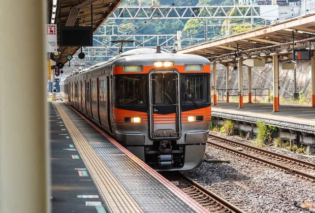 「こうすれば発車しない」閉まる電車のドアに傘を突き刺す3人組に騒然。そばにいた男の子が一喝