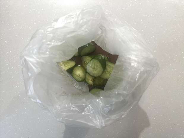 冷蔵庫に残っている「きゅうり」を【やみつきレシピ】で大量消費！「包丁なしでササッと作れる」