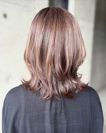 ぺたんこヘア → ふんわり若見えヘアへ！【40・50代トレンド】は「レイヤー」必須！