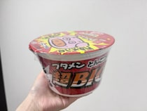 「子どもの頃の夢」が現実に！【セブン-イレブン】通常の4倍「ブタメン」が想像以上にデカい