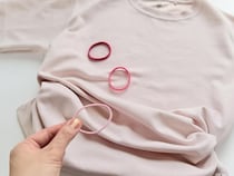 いつもの【Tシャツ】マンネリしてない？→ “ヘアゴム”で簡単アレンジ！「ちょっと違った雰囲気に」