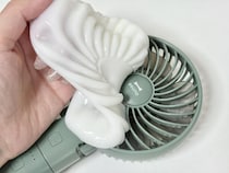ホコリの溜まったハンディファン → 【ダイソー】の「お掃除グッズ」でゴッソリ「一気に取れて快感」