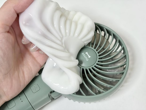 ホコリの溜まったハンディファン → 【ダイソー】の「お掃除グッズ」でゴッソリ「一気に取れて快感」