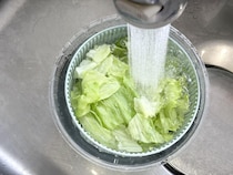 「レタス」がすぐ“しなしな”になるのは「洗い方」だった！？ シャキッと長持ちさせる【保存術】