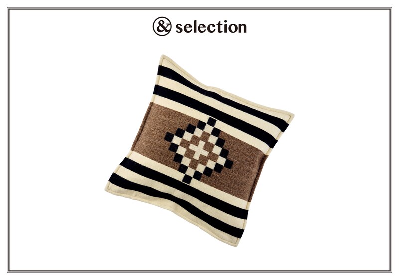 ナバホ族のモチーフをあしらった、〈ラルフ ローレン ホーム〉のスロー ピロー。