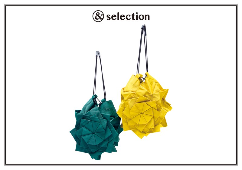 折り紙のようなデザインが装いのアクセントに。〈132 5. イッセイ ミヤケ〉のミニバッグ。