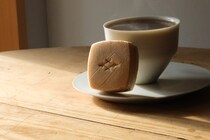 「最中には、アッサムストレートティーを」。紅茶屋『teteria』主宰・大西進さんの連載コラムが始まりました。