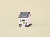 蔵の形をした伏見人形の貯金箱。骨董王子・郷古隆洋の日用品案内。