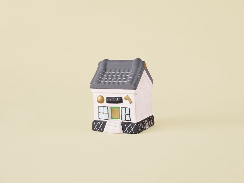 蔵の形をした伏見人形の貯金箱。骨董王子・郷古隆洋の日用品案内。